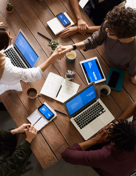 Réunion d'équipe autour d'appareils connectés