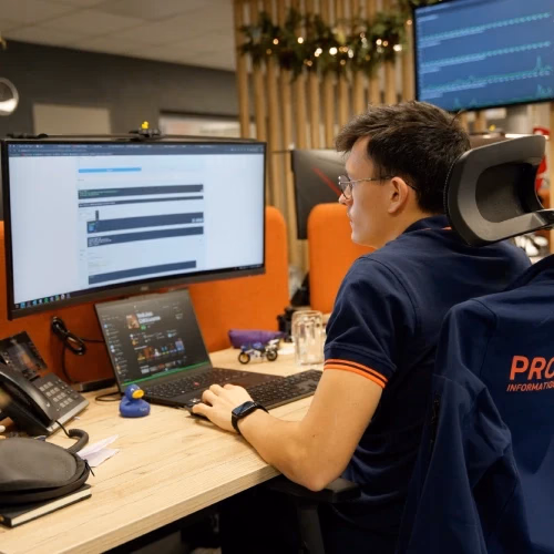 Photo d'un technicien Prorexem travaillant devant son ordinateur